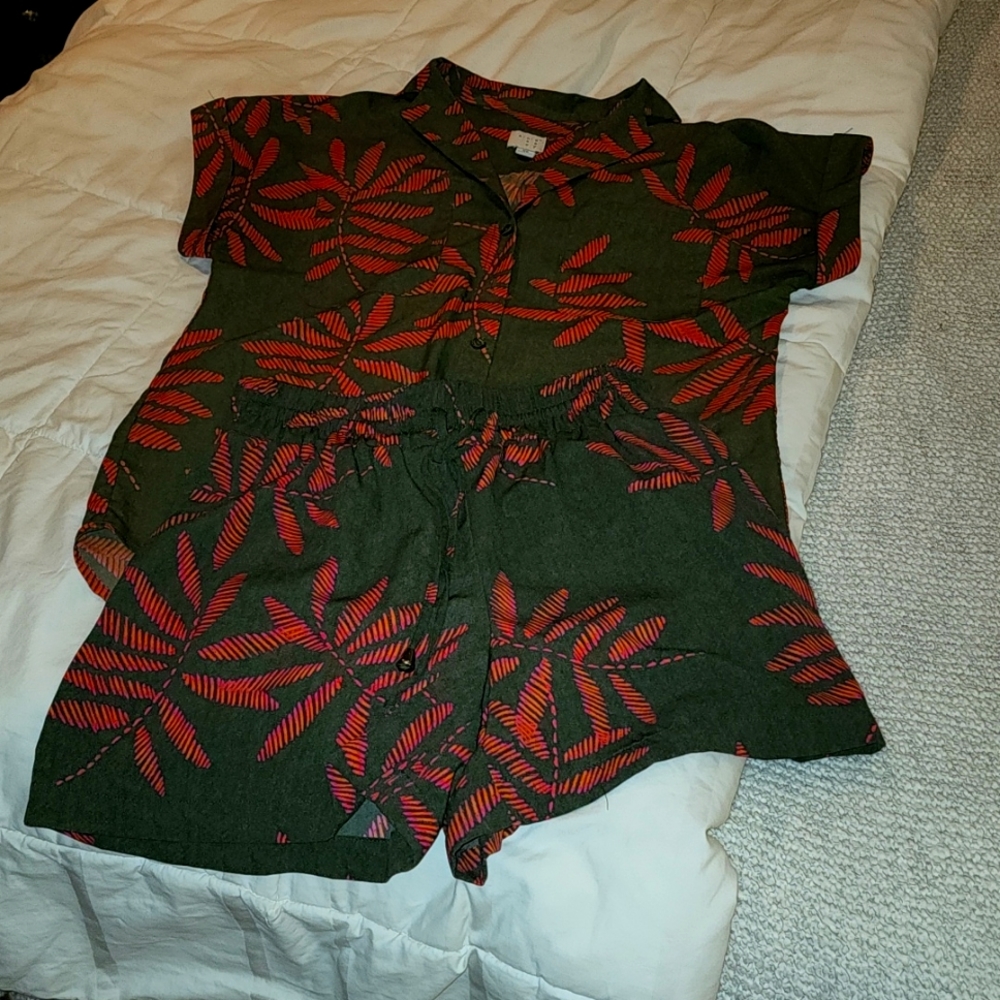 Cute Hawaiin themed short set. Blouse & drawstring shorts